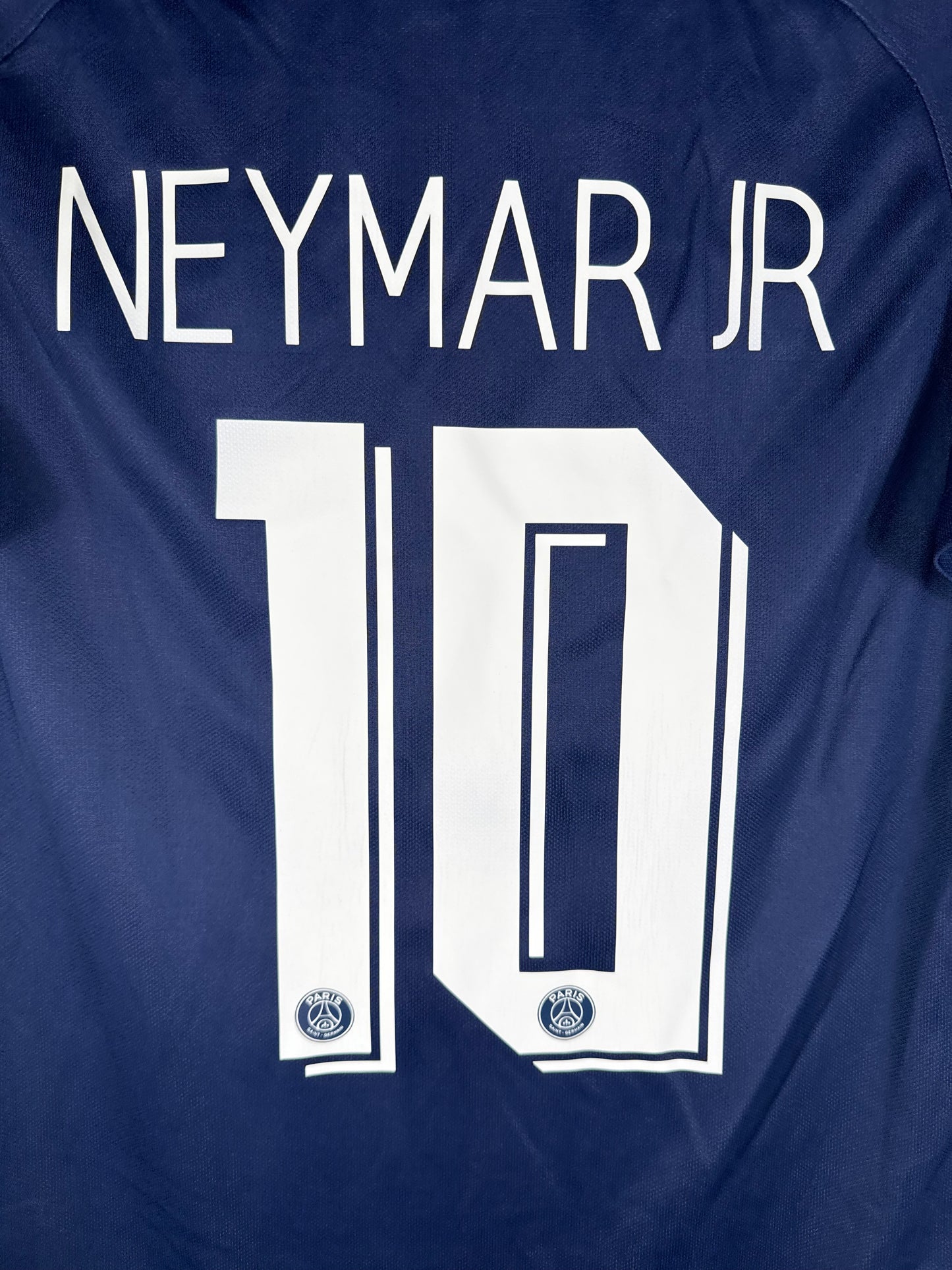 Zoom sur le nom NEYMAR JR et le numéro 10 blanc, police officielle utilisée en Ligue des Champions 2020.