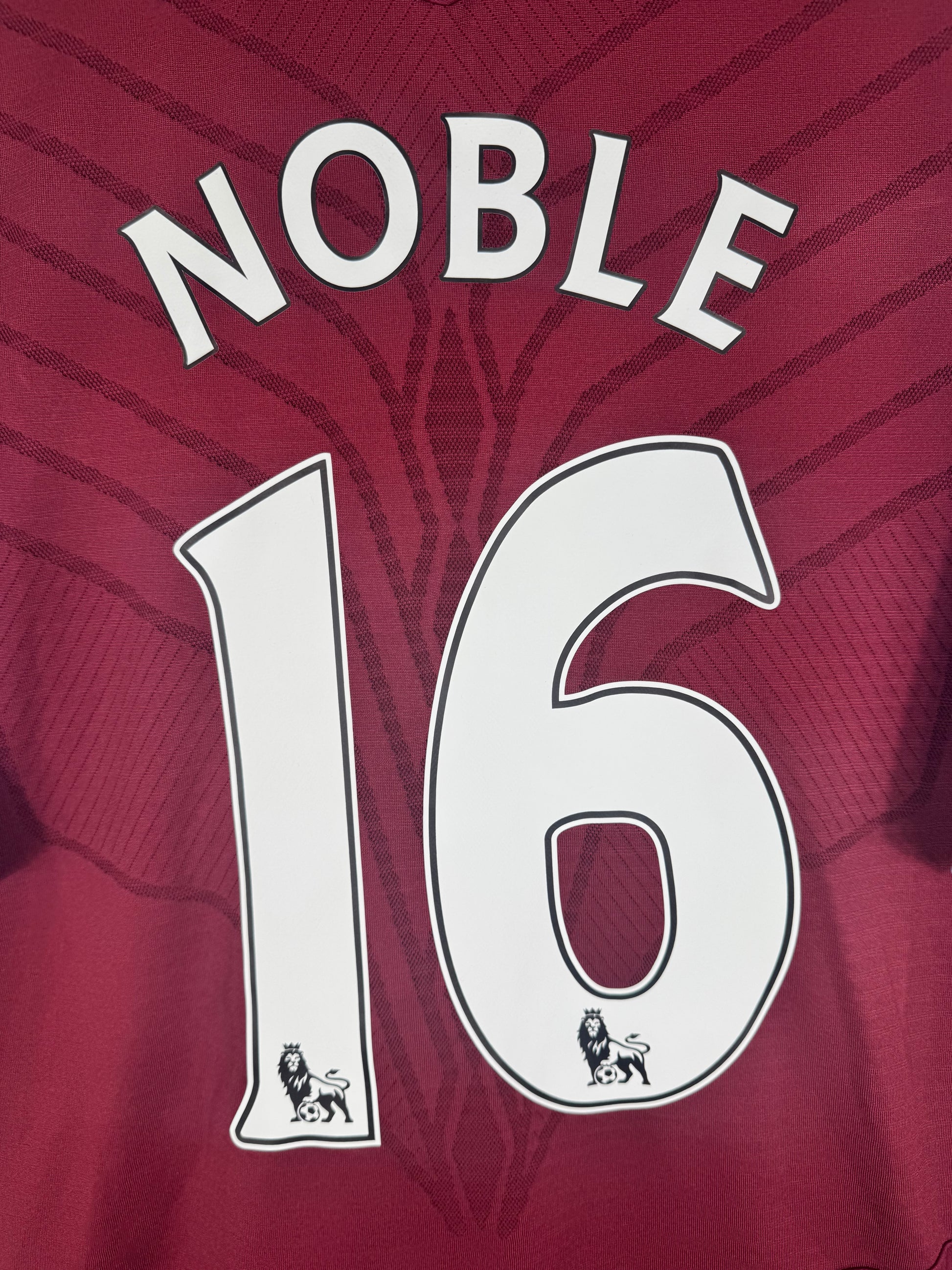 Zoom sur le nom NOBLE et le numéro 16 en feutrine blanche officielle PL.