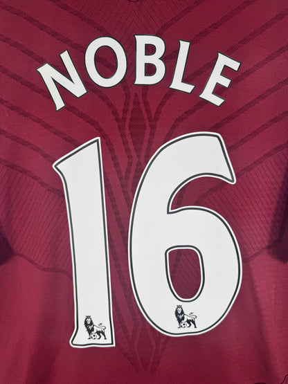 Zoom sur le nom NOBLE et le numéro 16 en feutrine blanche officielle PL.