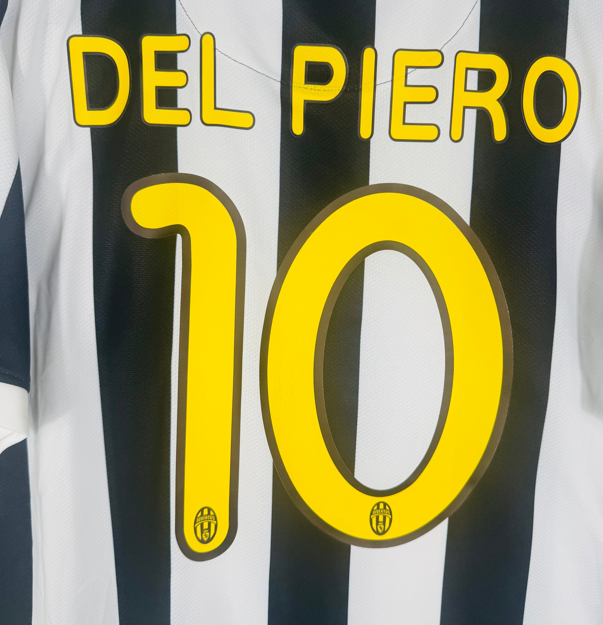 Zoom sur le numéro 10 jaune emblématique d'Alessandro Del Piero saison 2010.