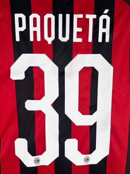 Zoom sur le nom PAQUETÁ et le numéro 39 blanc de style carré.