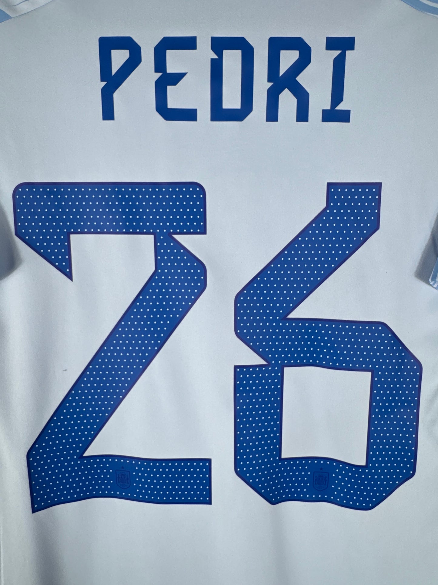 Zoom sur le nom PEDRI et le numéro 26 bleu avec typographie officielle de la sélection espagnole.