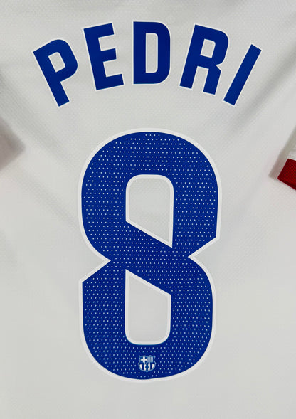 Zoom sur le nom PEDRI et le numéro 8 bleu en typographie officielle de la saison.