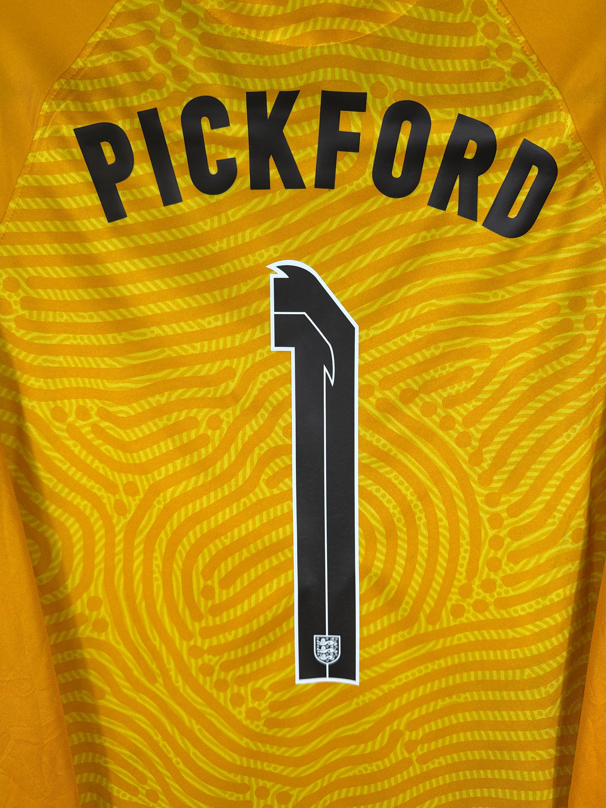 Zoom sur le nom PICKFORD et le numéro 1 noir, typographie officielle de la sélection anglaise en 2021.
