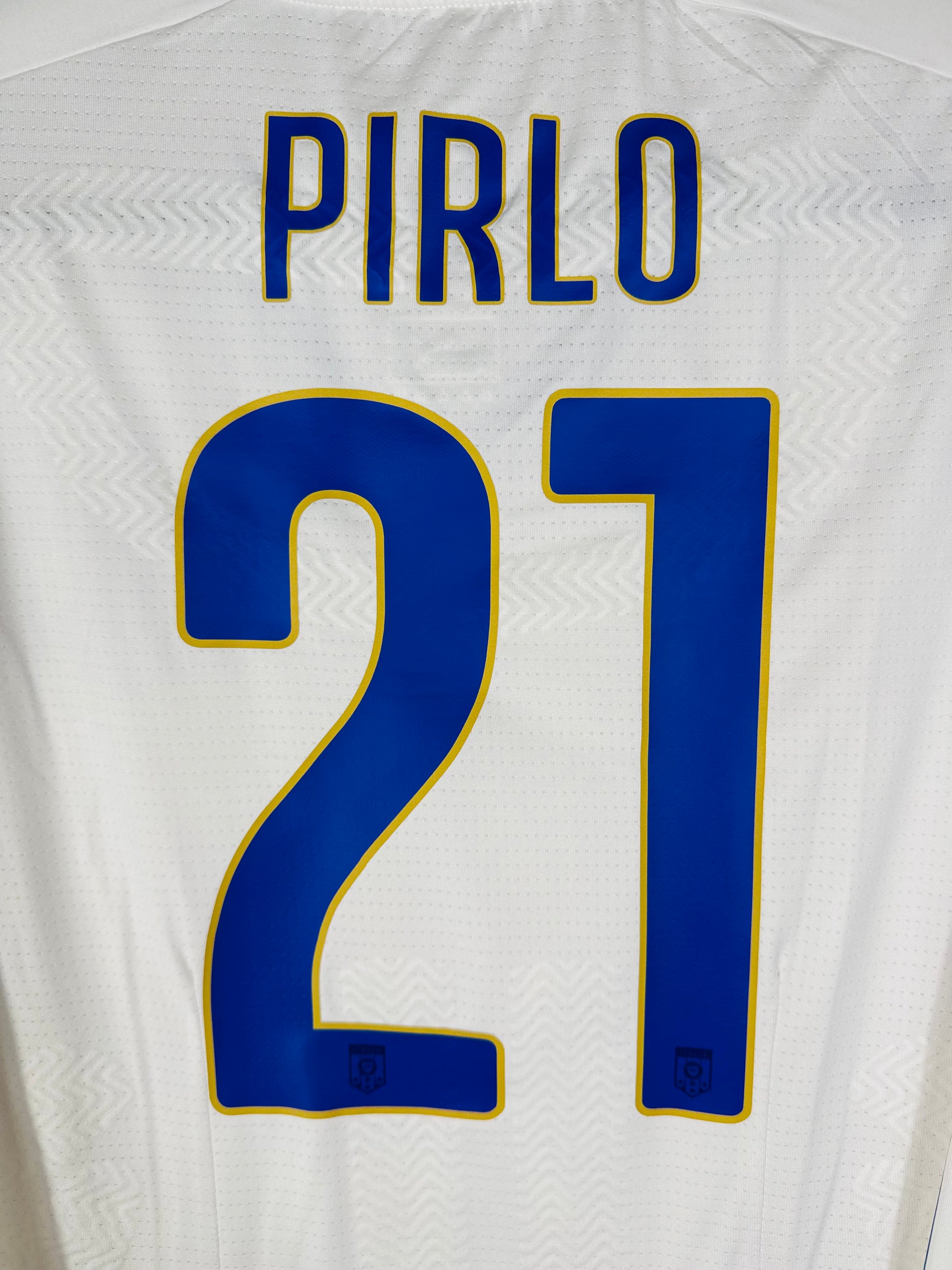 Zoom sur le nom PIRLO et le numéro 21 bleu avec typographie officielle de la sélection italienne.