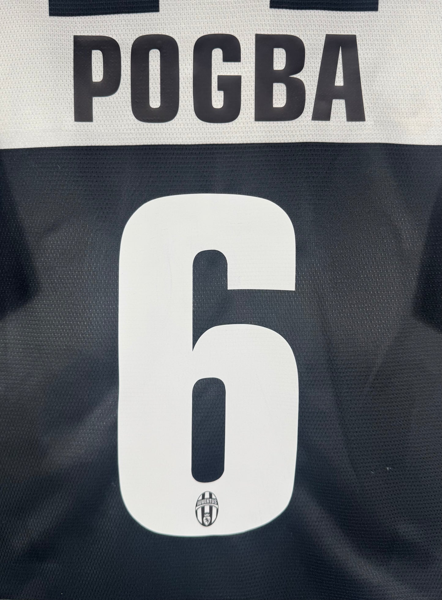 Zoom sur le nom POGBA et le numéro 6 dans la typographie carrée officielle 2013.
