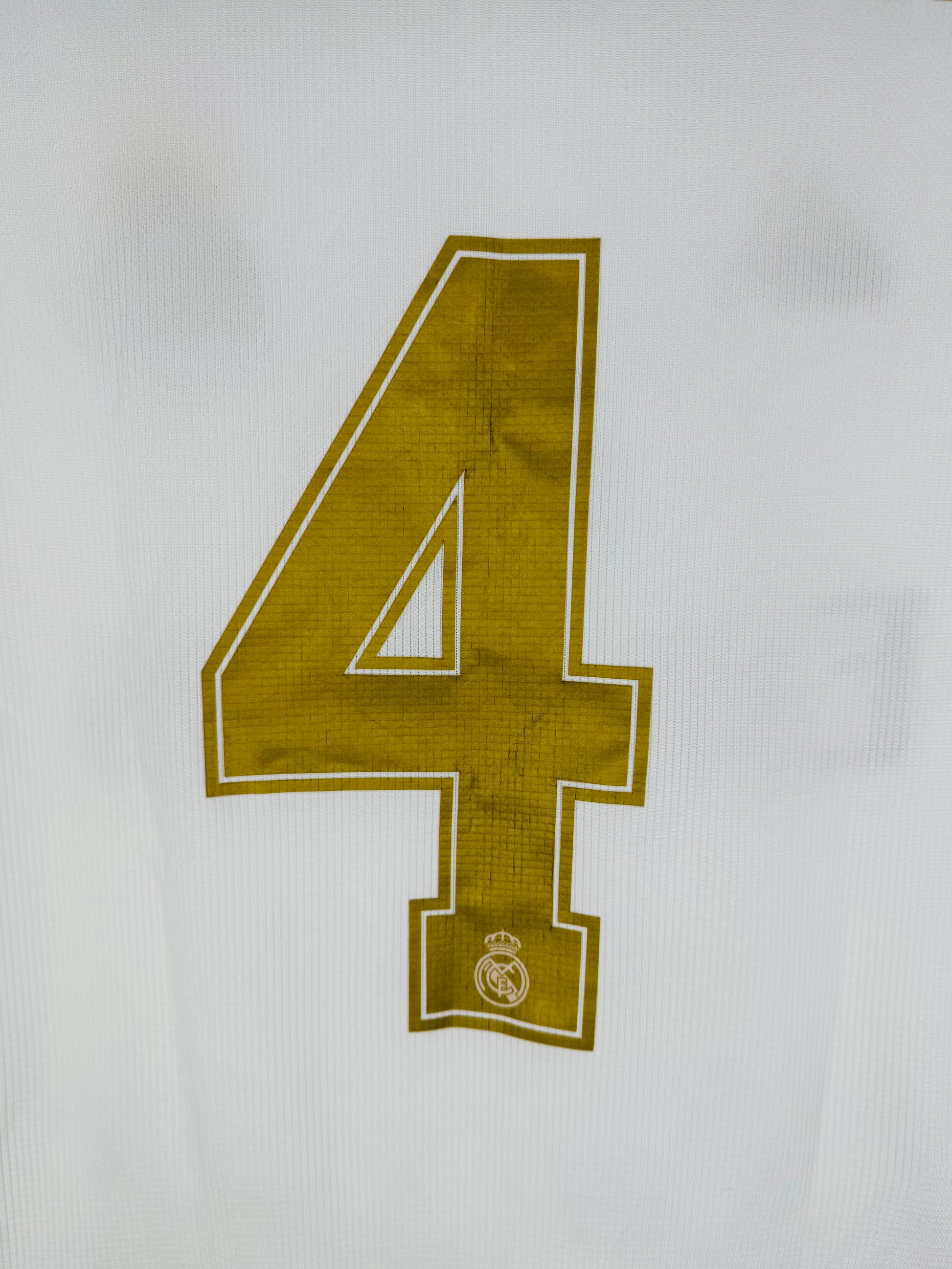 Gros plan numéro 4 Sergio Ramos texture or maillot Real Madrid 2020.