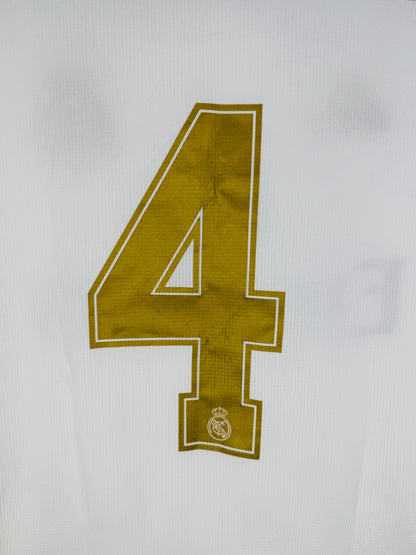 Gros plan numéro 4 Sergio Ramos texture or maillot Real Madrid 2020.