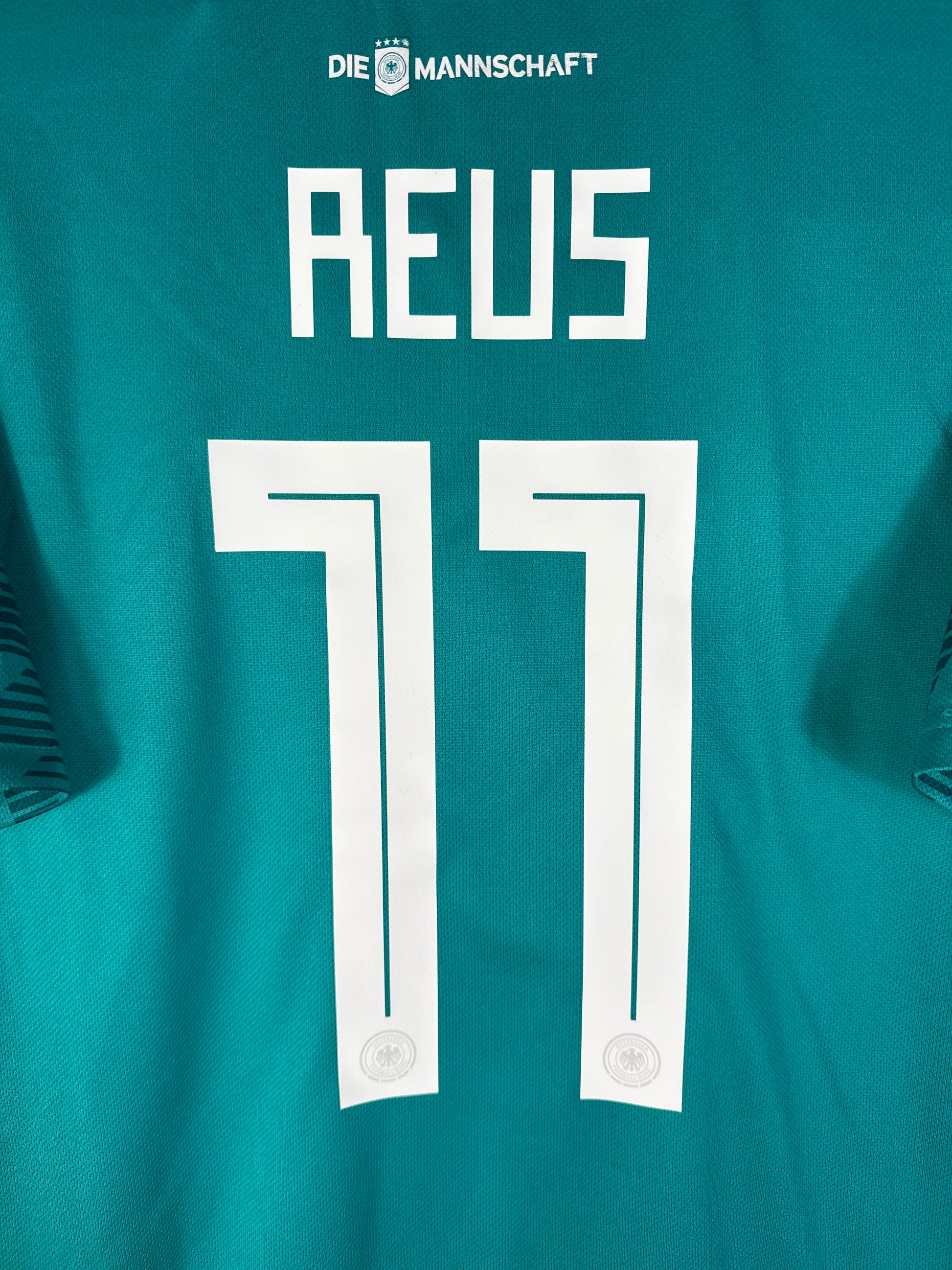 Zoom sur le nom REUS et le numéro 11 blanc avec typographie officielle de la sélection allemande 2018.