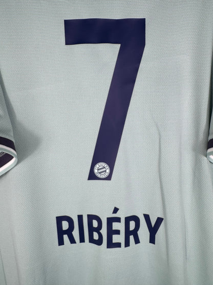 Zoom sur le nom RIBÉRY et le numéro 7 bleu marine au bas du dos.