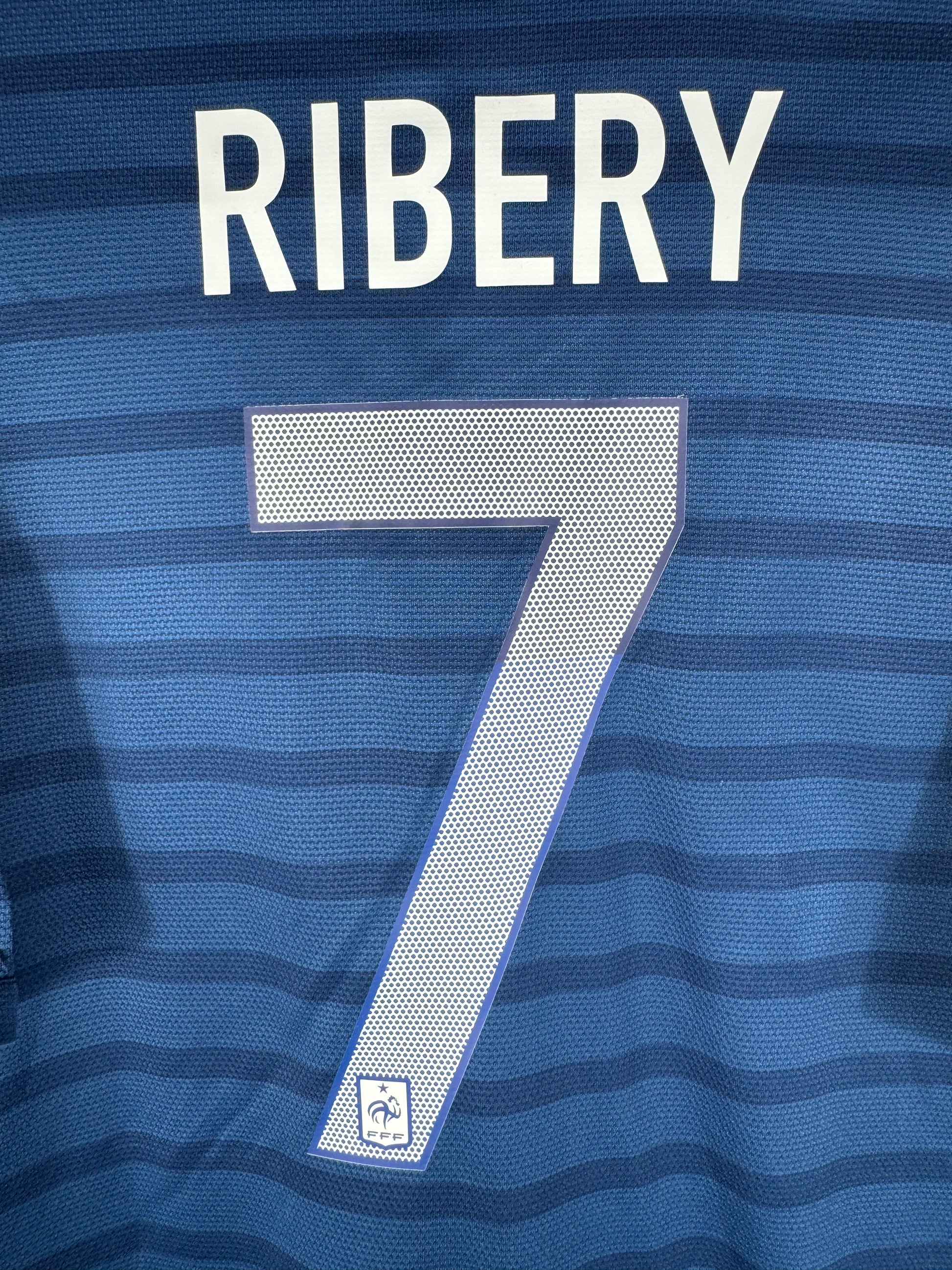 Zoom sur le nom RIBÉRY et le numéro 7 doré, police officielle utilisée lors de l'Euro 2012.