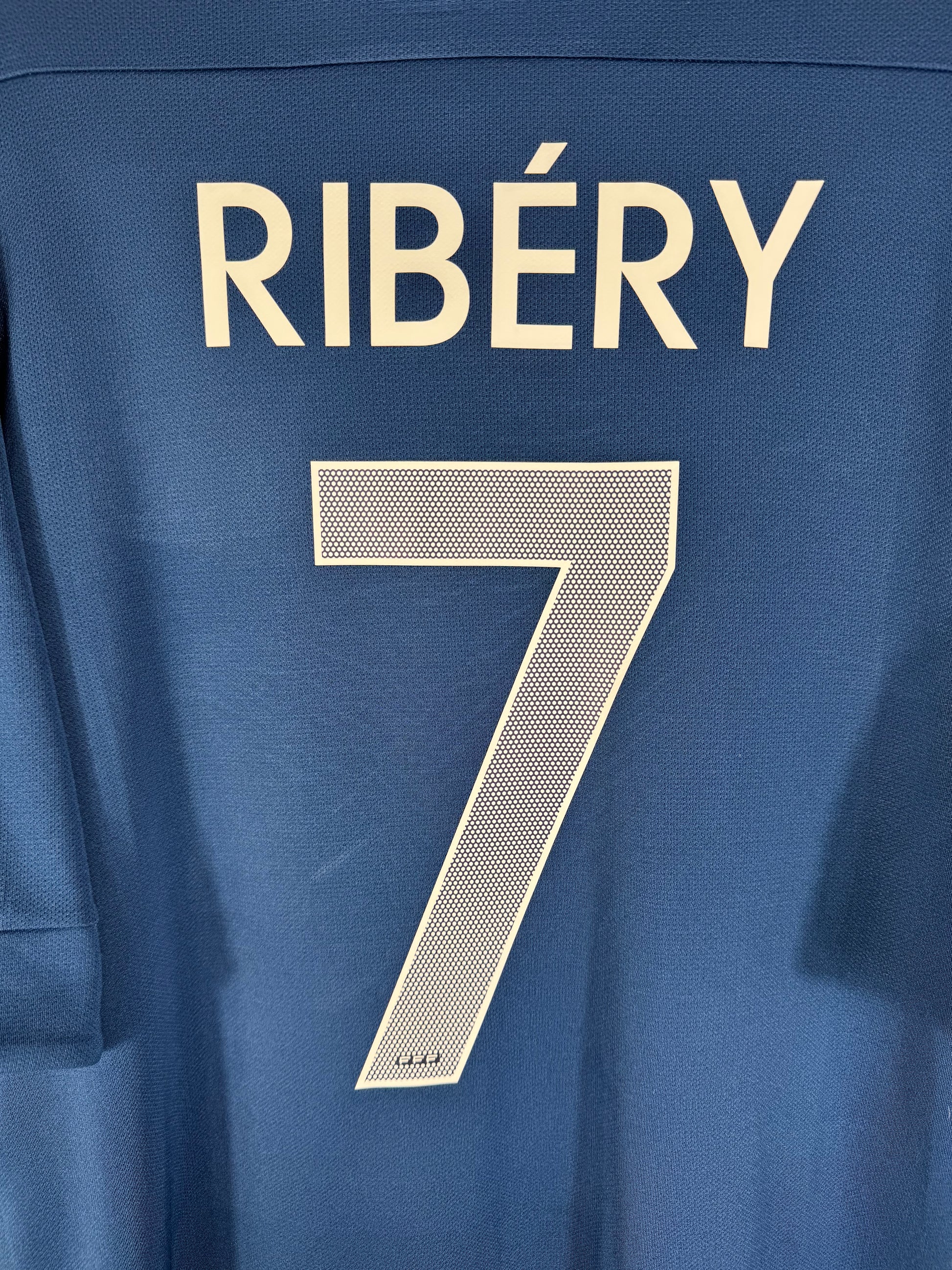 Zoom sur le nom RIBÉRY et le numéro 7 blanc avec rayures horizontales, typographie officielle FFF 2011.