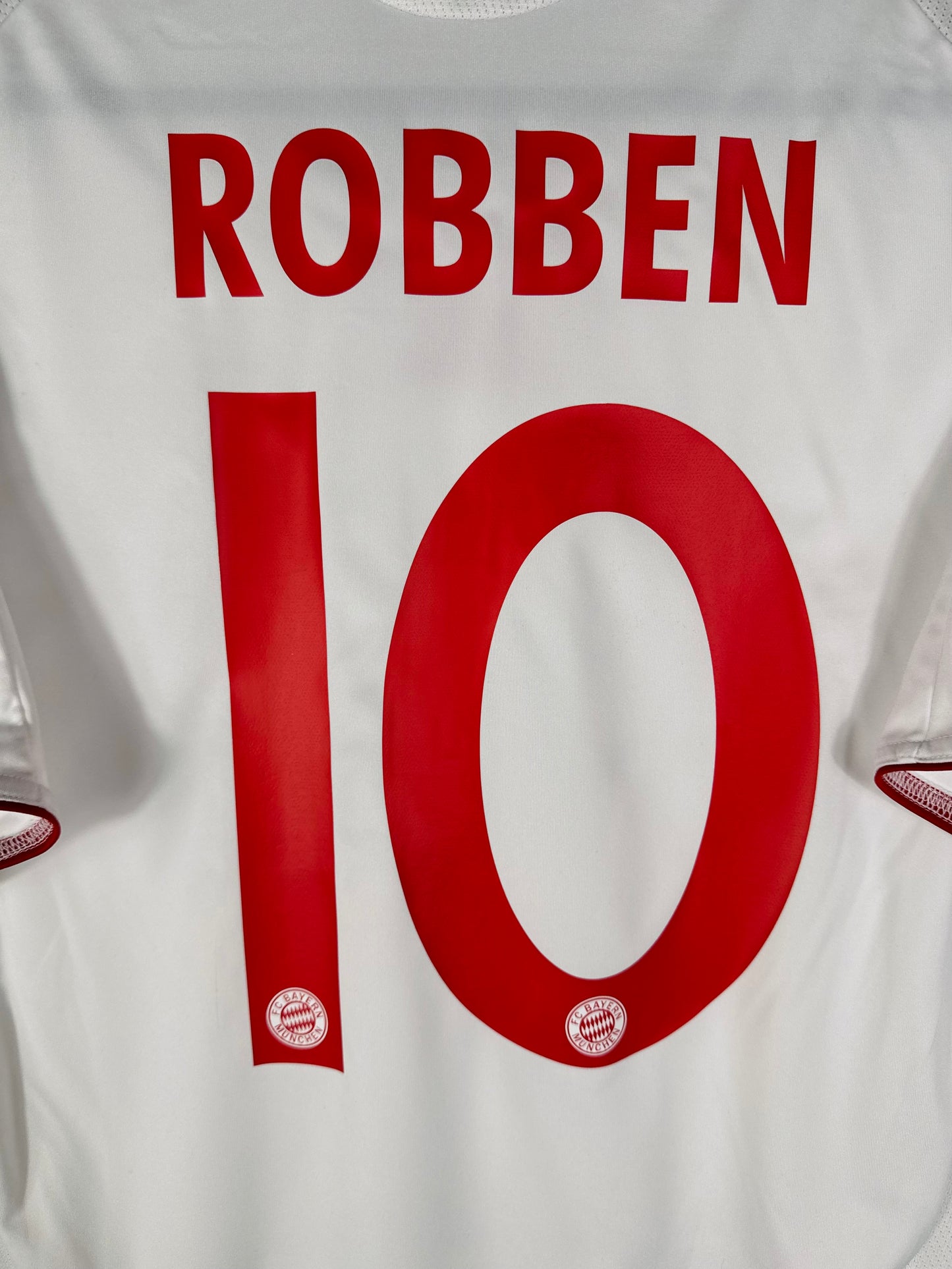 Zoom sur le nom ROBBEN et le numéro 10 rouge avec le blason du club intégré dans la base du chiffre.