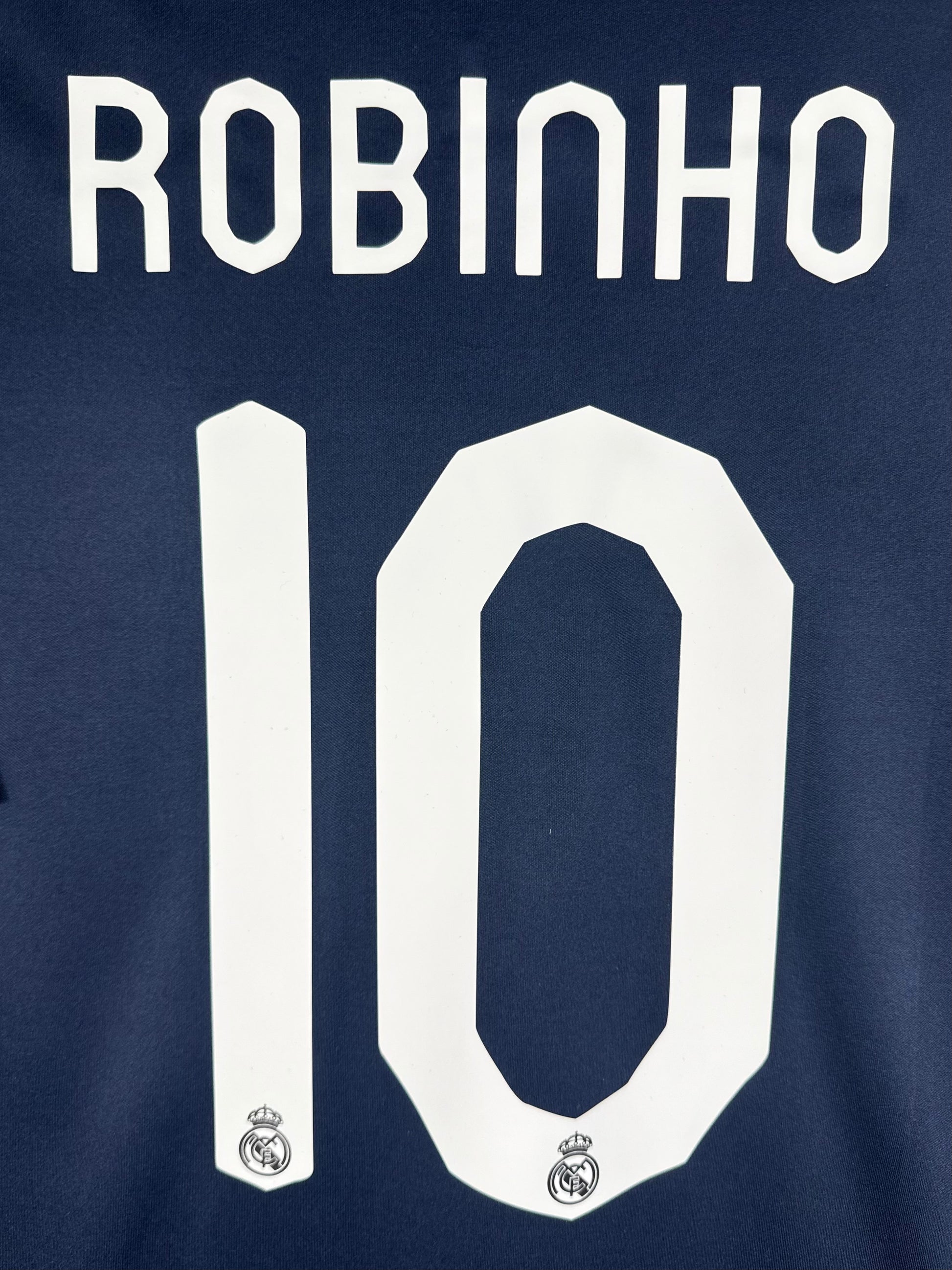Zoom sur le nom ROBINHO et le numéro 10 blanc typographie officielle.
