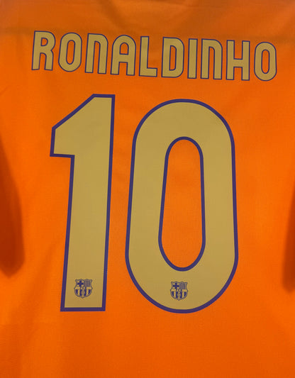 Zoom sur la typographie dorée du numéro 10 de Ronaldinho.