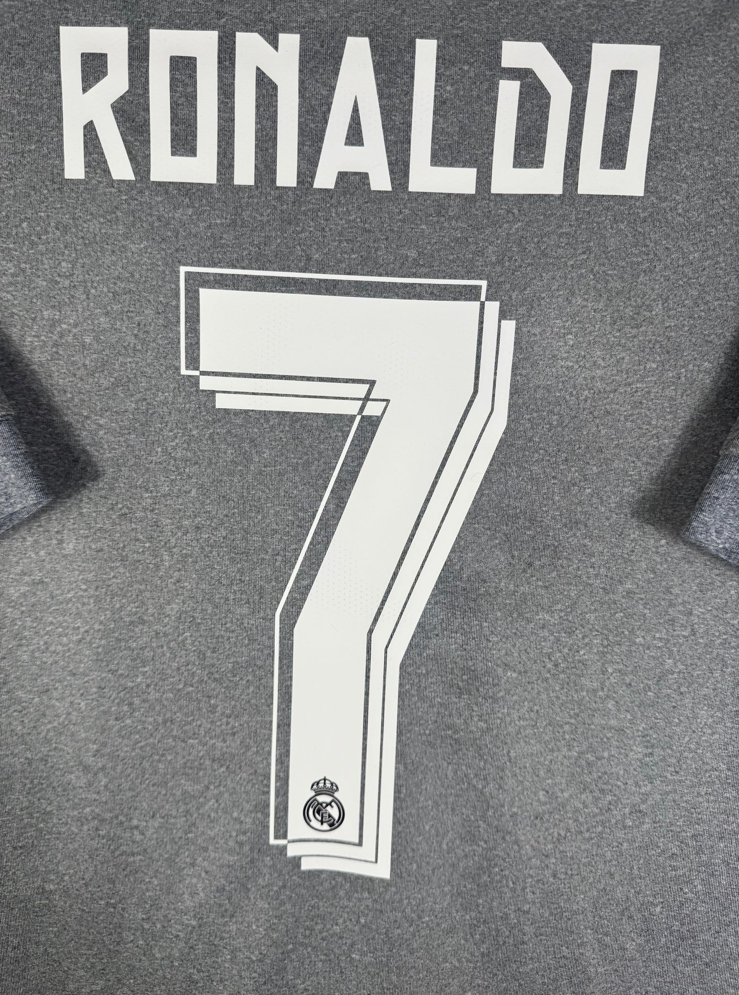 Zoom sur le nom RONALDO et le numéro 7 avec effet d'ombrage unique à cette saison.