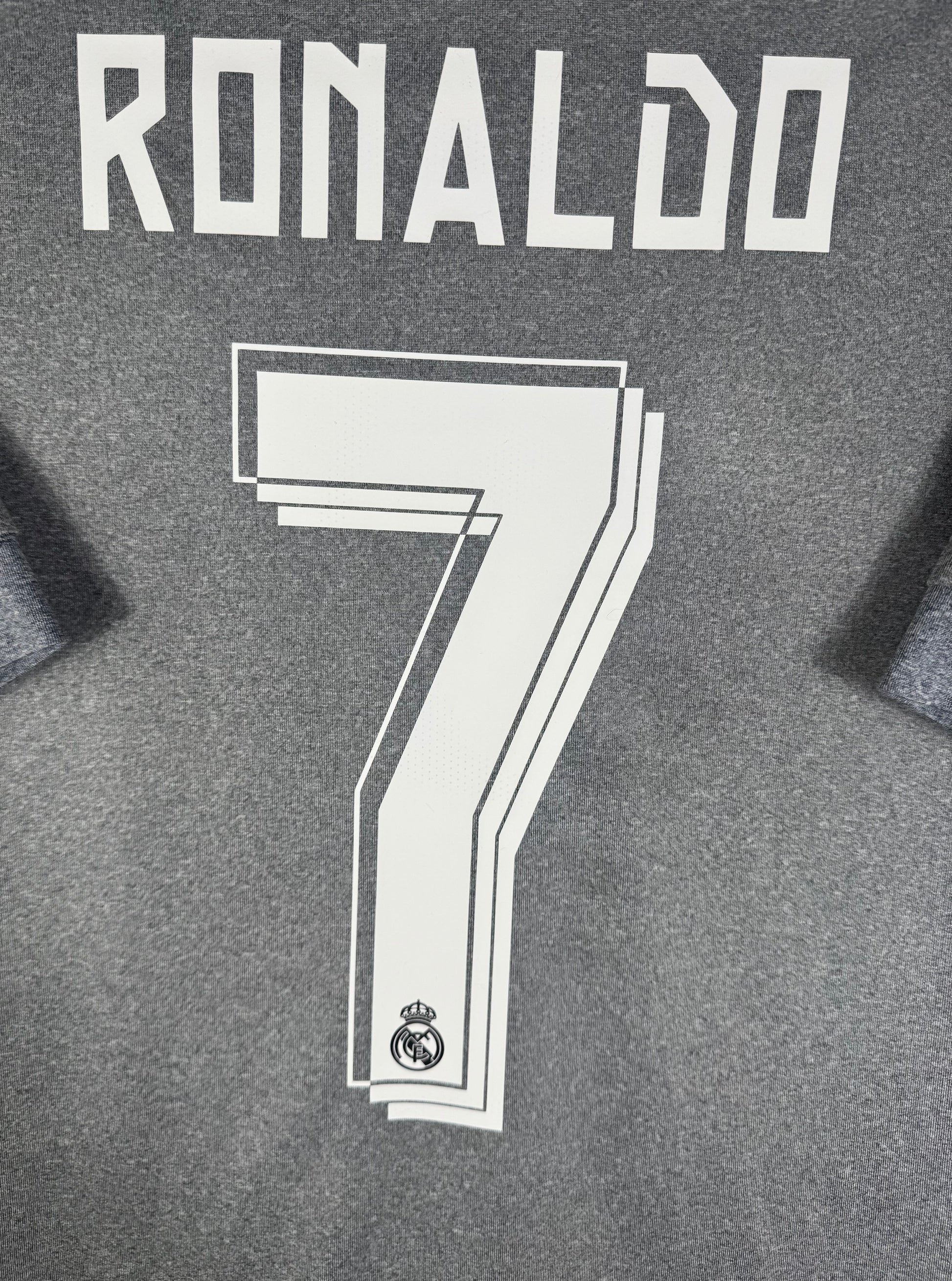 Zoom sur le nom RONALDO et le numéro 7 avec effet d'ombrage unique à cette saison.