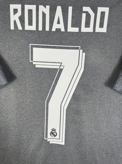 Zoom sur le nom RONALDO et le numéro 7 avec effet d'ombrage unique à cette saison.