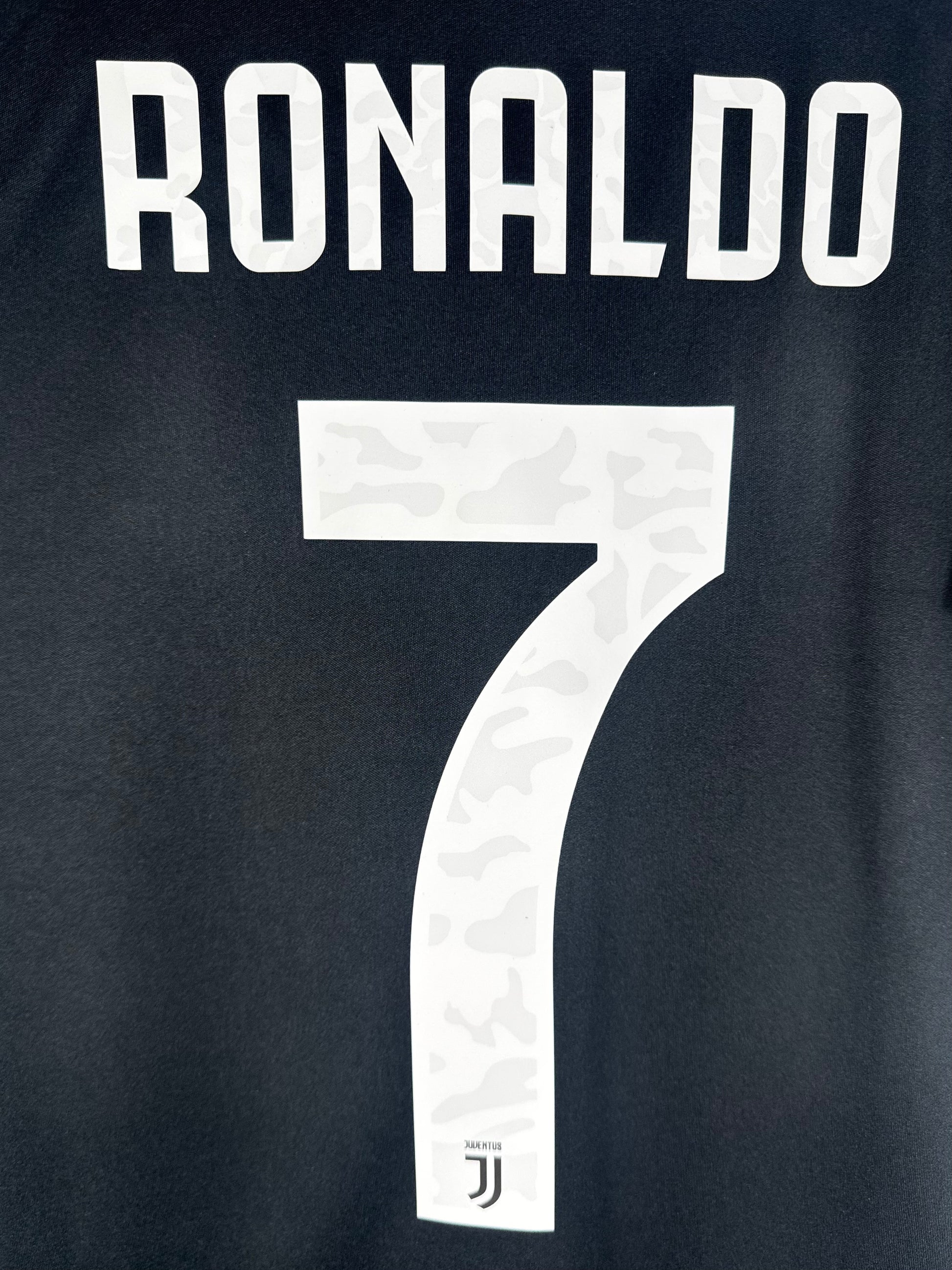 Zoom sur le nom RONALDO et le numéro 7 avec détails officiels du club