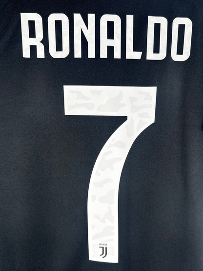 Zoom sur le nom RONALDO et le numéro 7 avec détails officiels du club