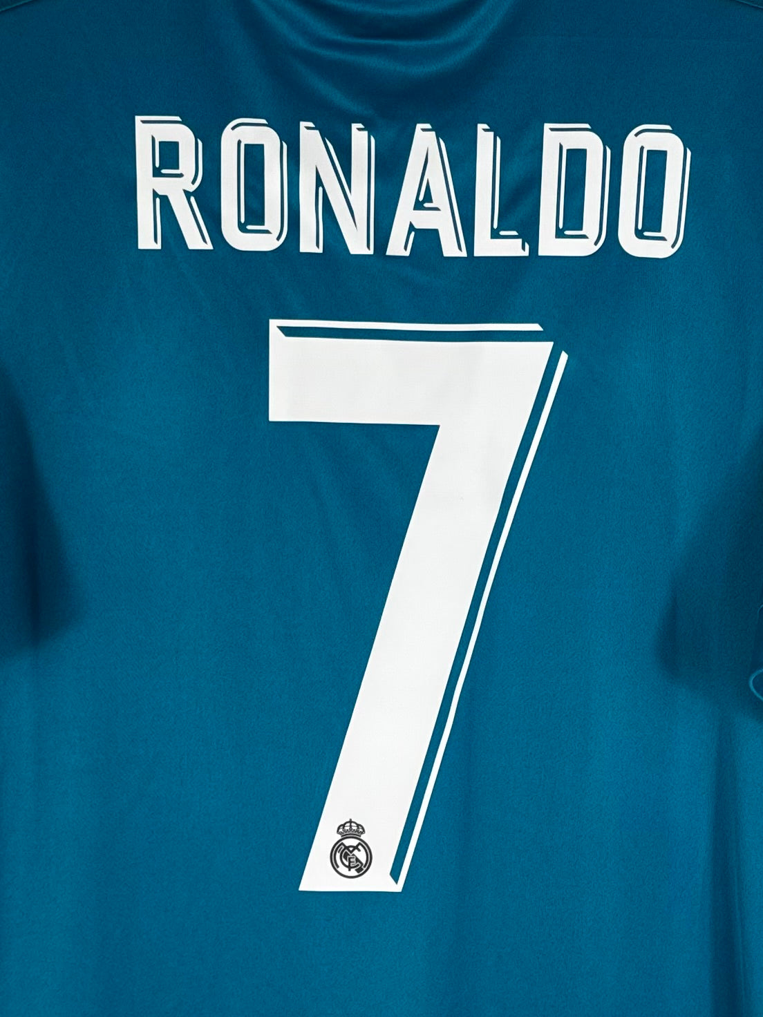 Zoom sur le nom RONALDO et le numéro 7 blanc sur le maillot Third.