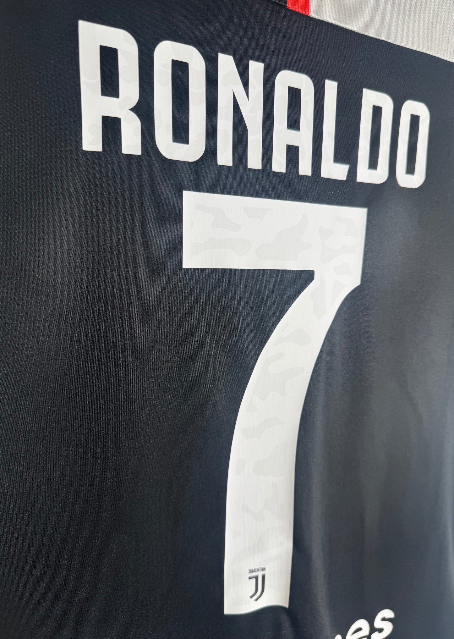 Zoom sur le nom RONALDO et le numéro 7 avec motif "Juve" incrusté.