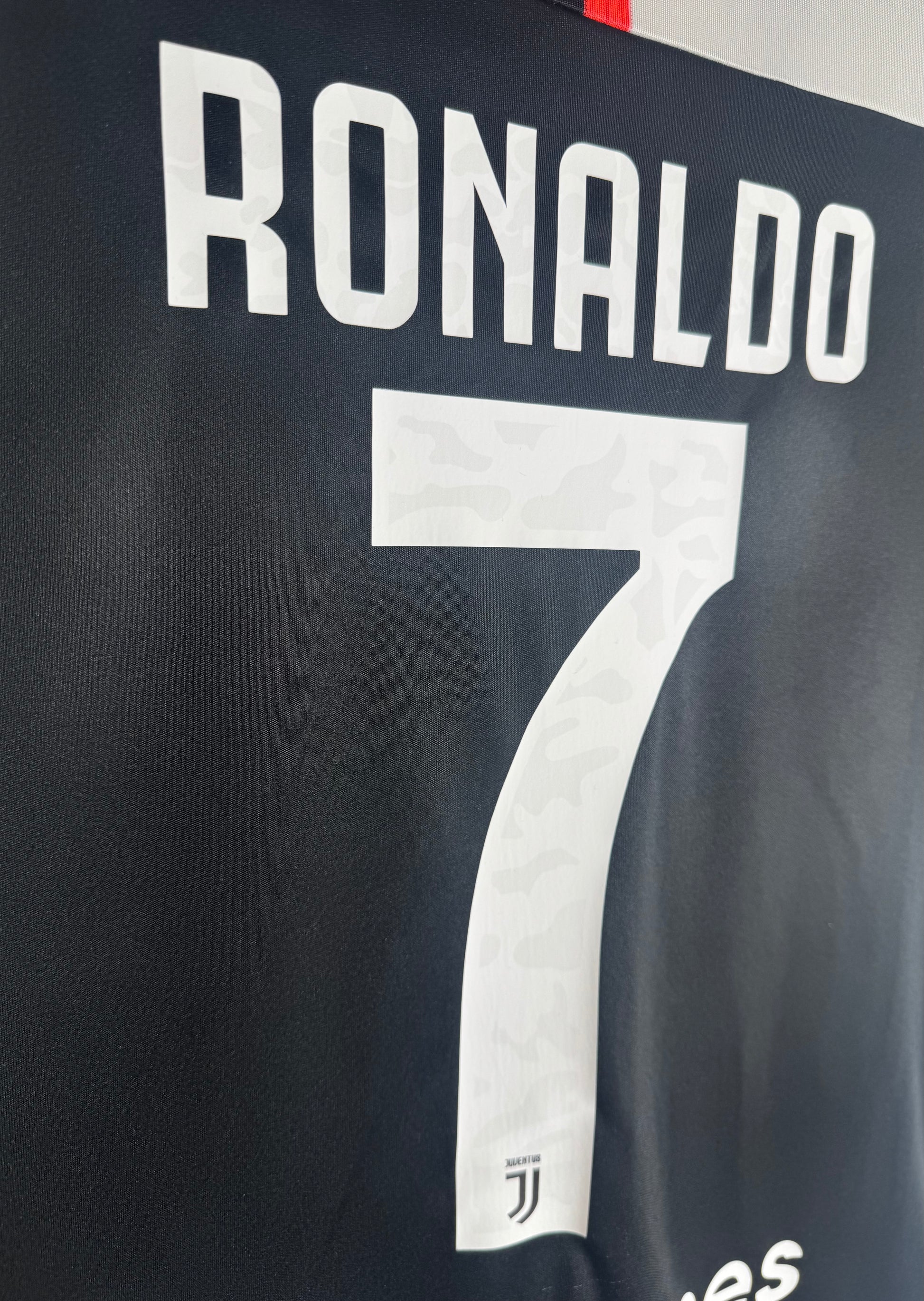 Zoom sur le nom RONALDO et le numéro 7 avec motif "Juve" incrusté.