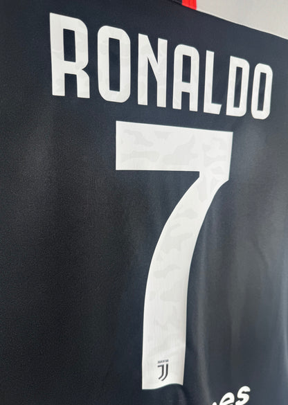 Zoom sur le nom RONALDO et le numéro 7 avec motif "Juve" incrusté.