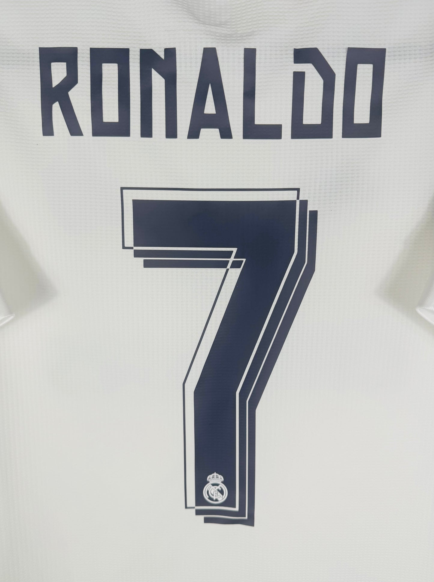 Détail du flocage authentique de Cristiano Ronaldo numéro 7 avec logo LFP sur la manche.