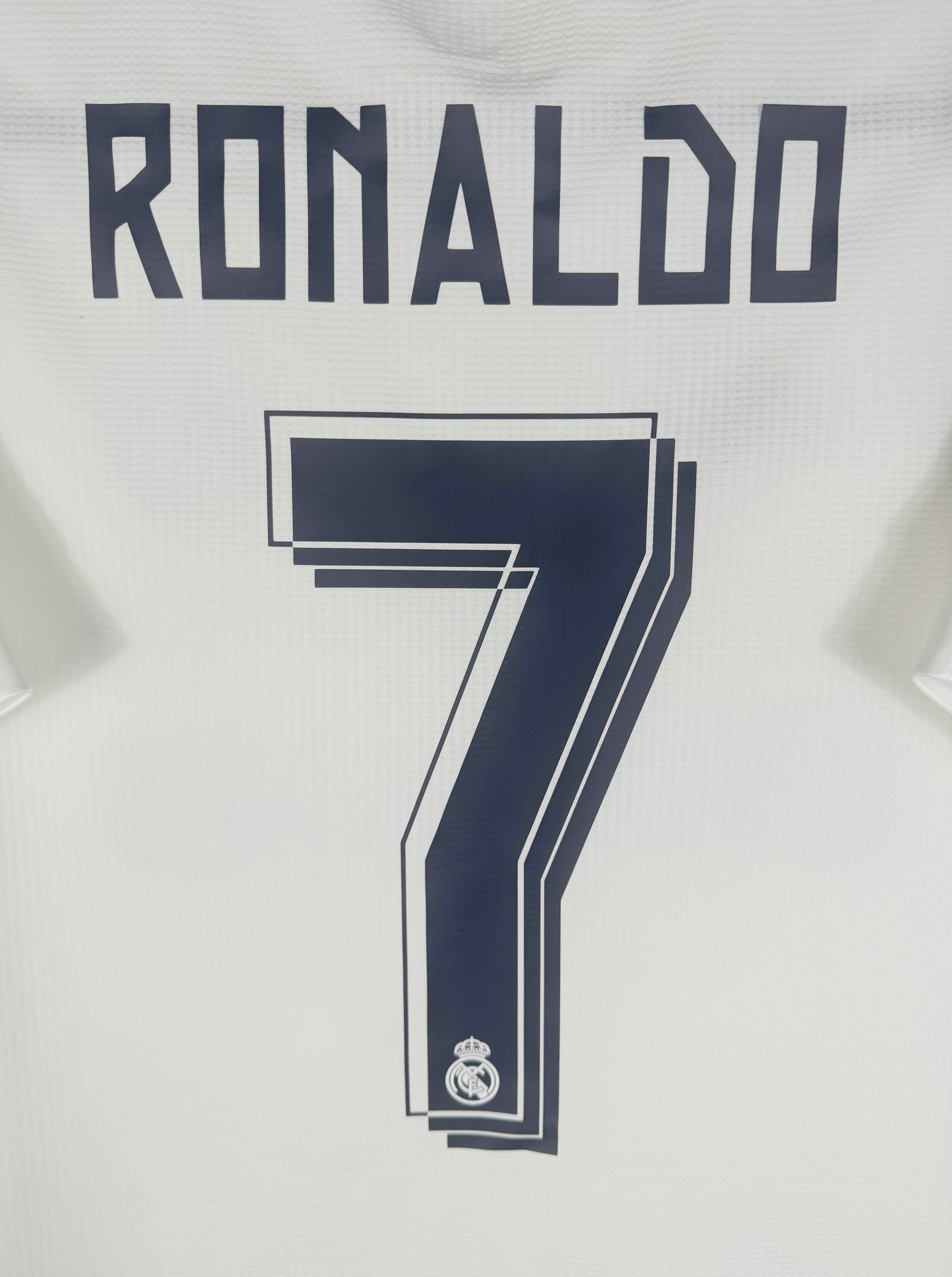 Détail du flocage authentique de Cristiano Ronaldo numéro 7 avec logo LFP sur la manche.