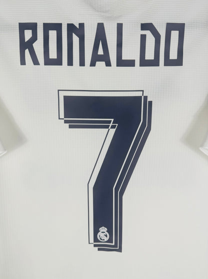 Détail du flocage authentique de Cristiano Ronaldo numéro 7 avec logo LFP sur la manche.