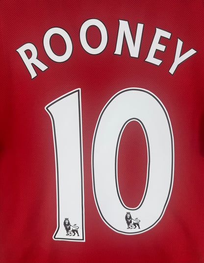 Zoom sur le flocage officiel blanc et noir de Wayne Rooney et le logo Premier League.