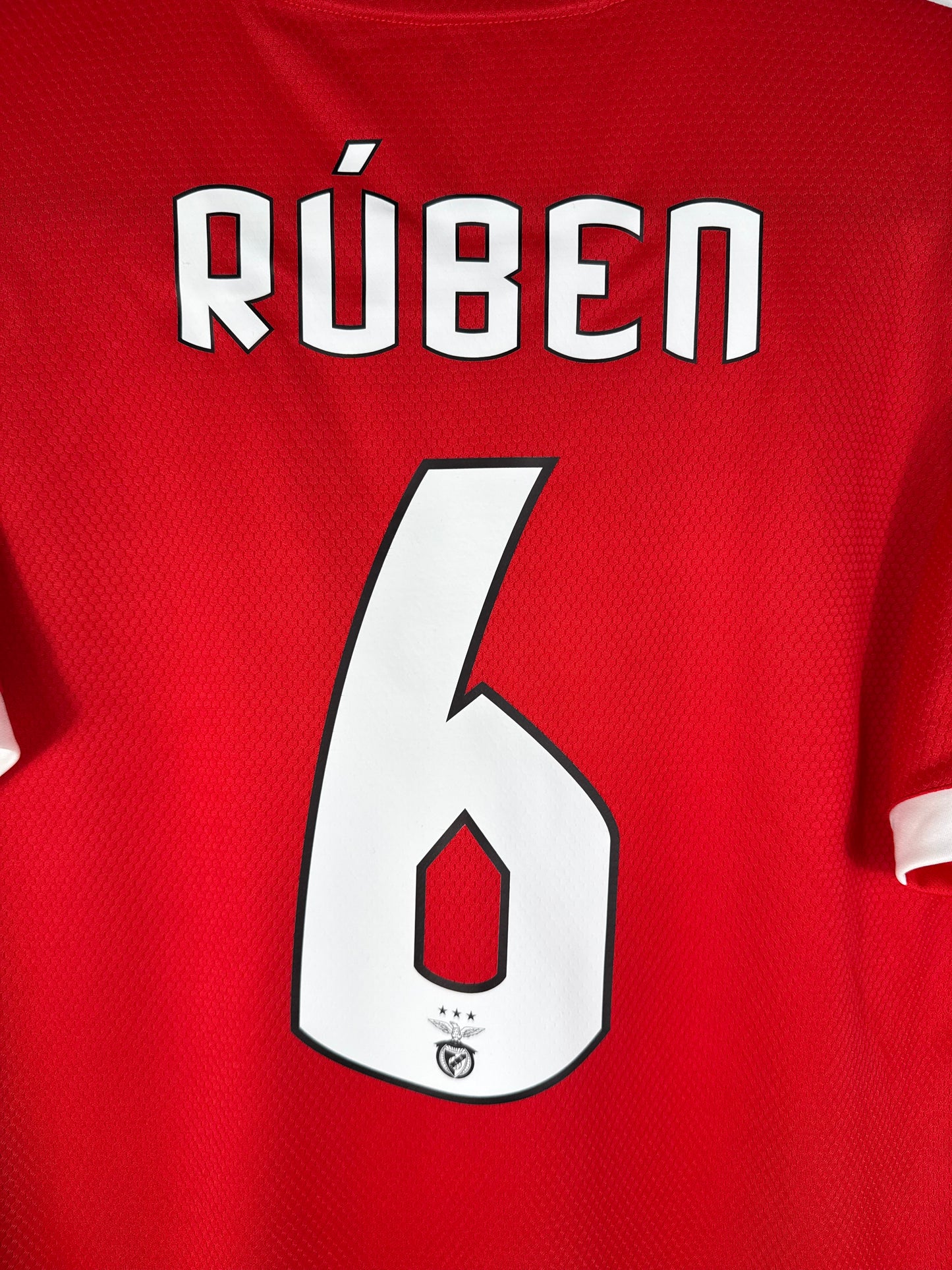 Zoom sur le nom RÚBEN et le numéro 6 blanc, typographie officielle Ligue des Champions du Benfica 2019-2020.