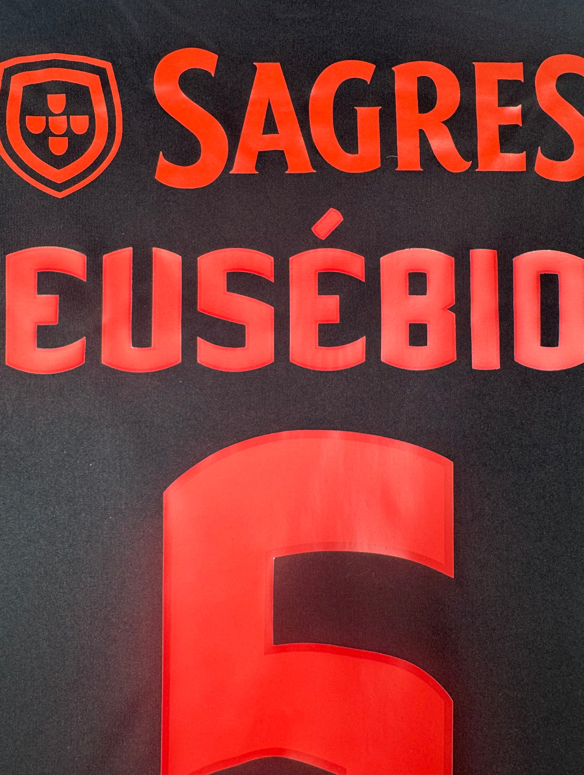 Zoom sur le flocage rouge EUSÉBIO et le sponsor Sagres, hommage à la légende portugaise.