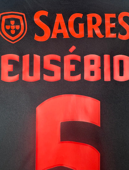 Zoom sur le flocage rouge EUSÉBIO et le sponsor Sagres, hommage à la légende portugaise.