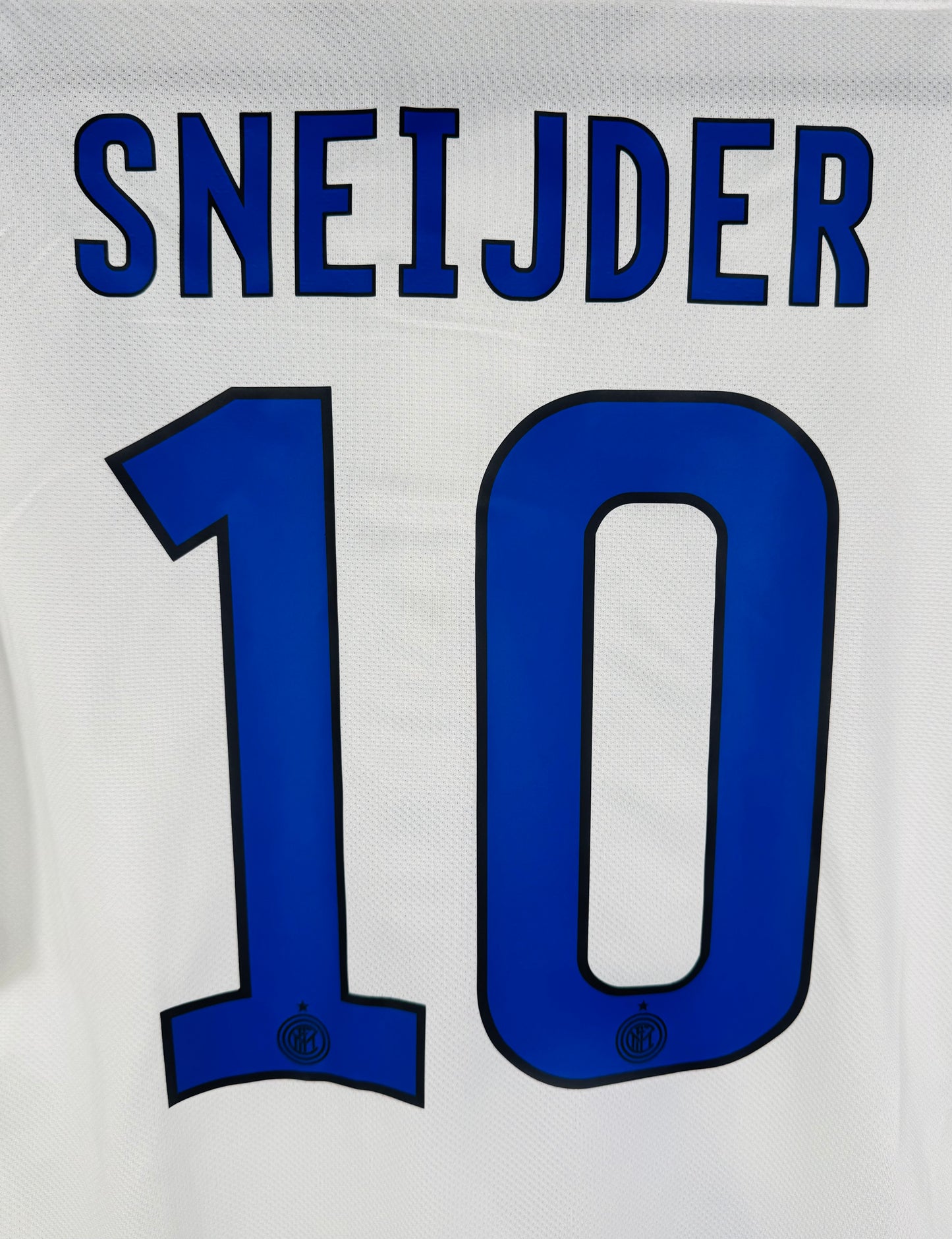 Zoom sur le nom SNEIJDER et le numéro 10 bleu avec le blason du club intégré.