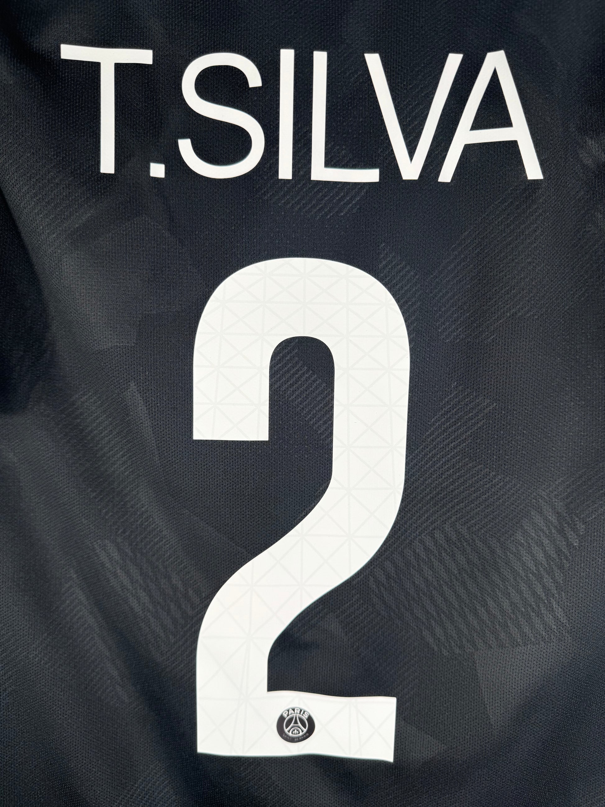 Zoom sur le nom THIAGO SILVA et le numéro 2 blanc, police officielle du Paris Saint-Germain 2018.