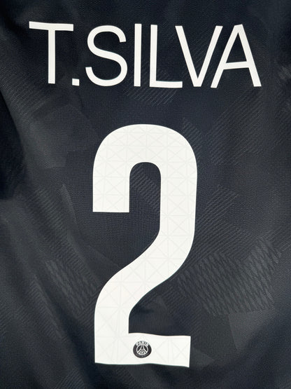 Zoom sur le nom THIAGO SILVA et le numéro 2 blanc, police officielle du Paris Saint-Germain 2018.