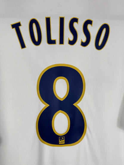 Zoom sur le nom TOLISSO et le numéro 8 bleu avec logo du club intégré, police officielle OL 2017.