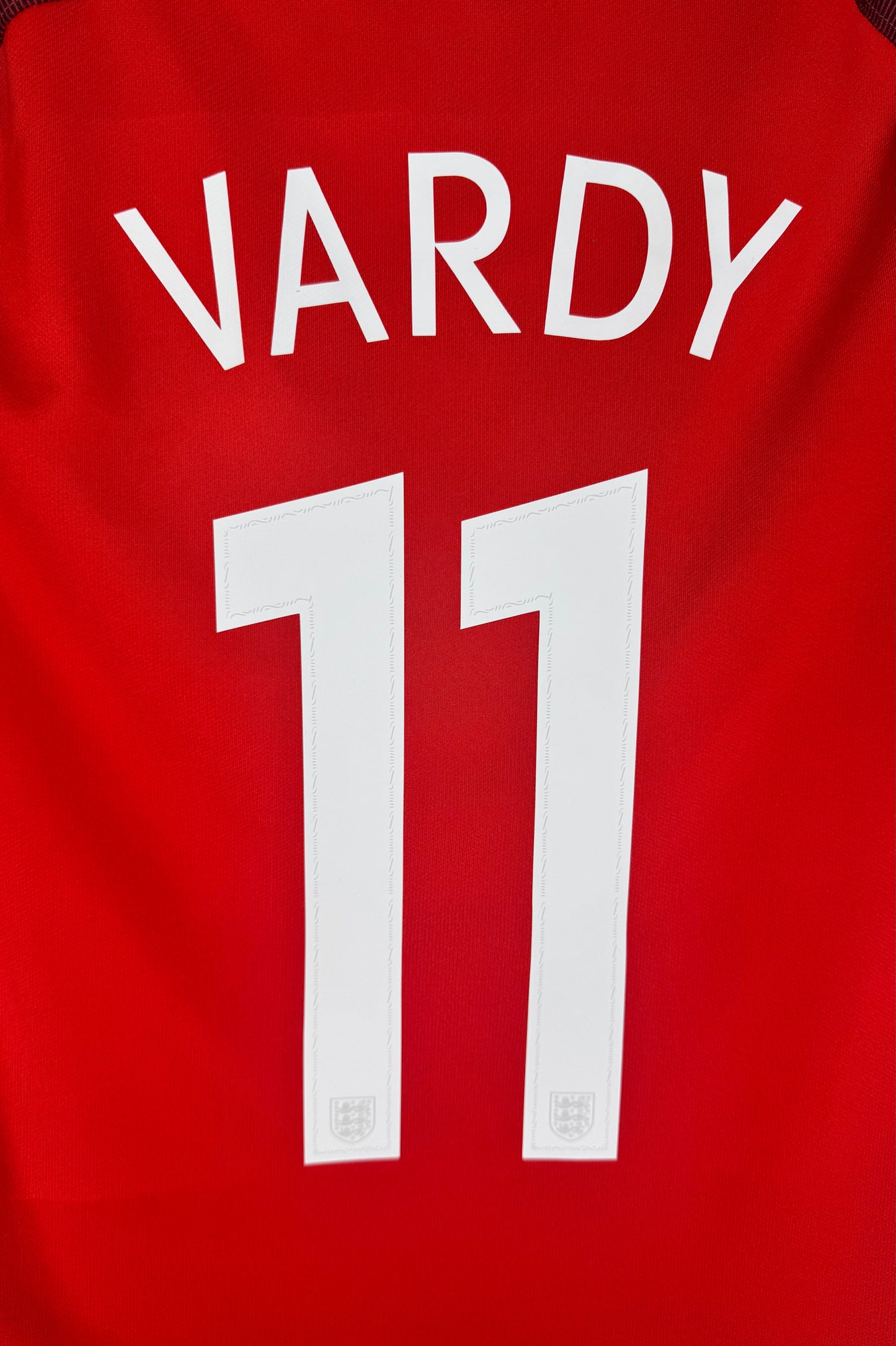 Zoom sur la typographie officielle Nike Euro 2016 du nom VARDY et numéro 11.