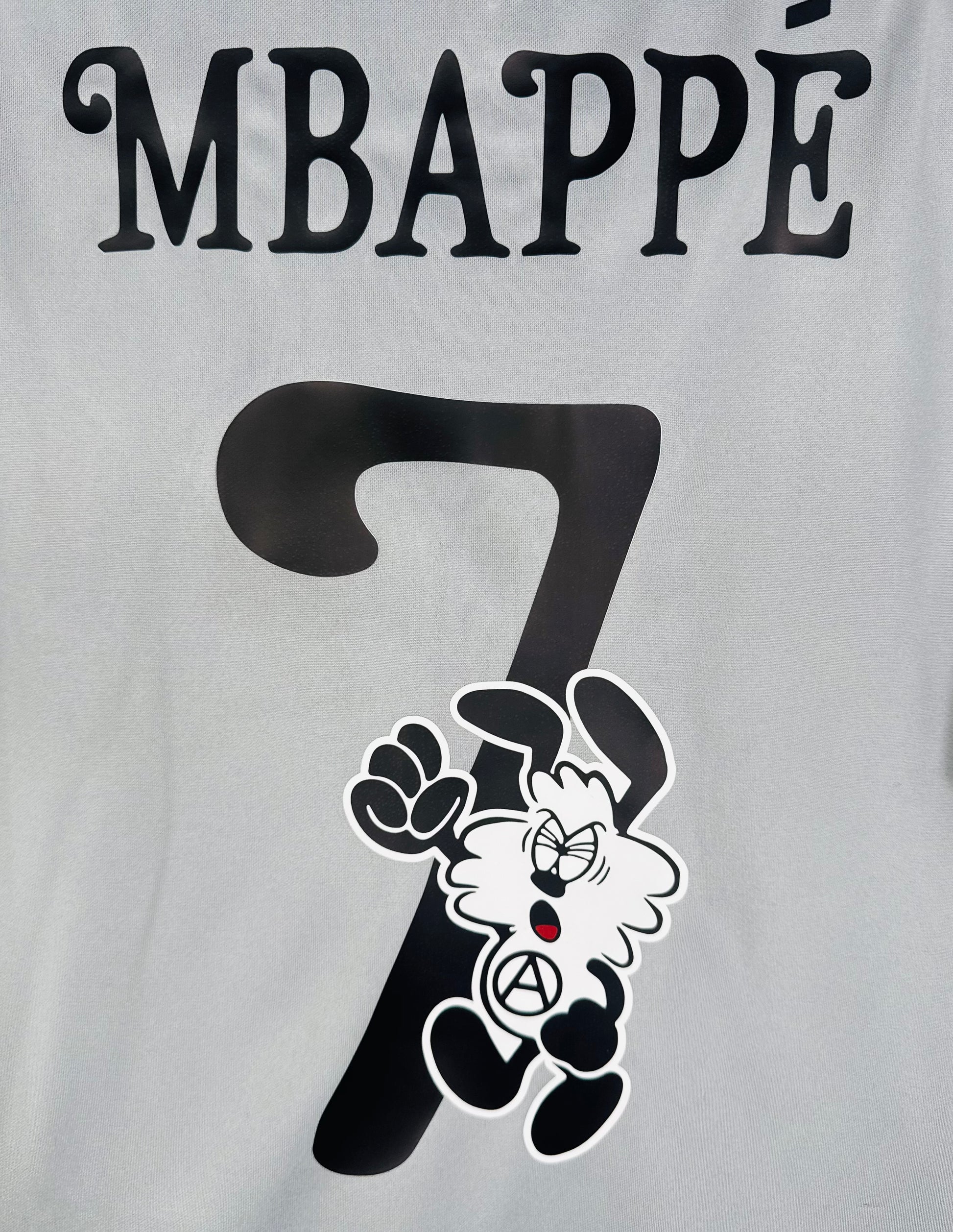 Zoom sur le numéro 7 Mbappé édition spéciale Japan Tour par l'artiste Verdy avec personnage Vick.