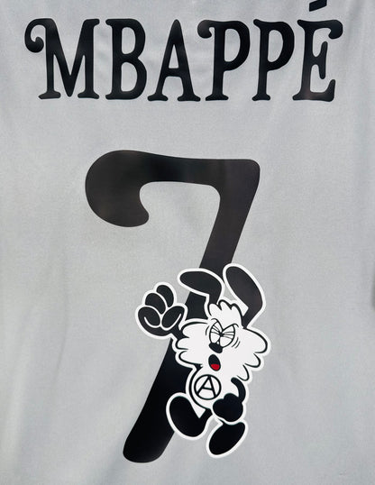Zoom sur le numéro 7 Mbappé édition spéciale Japan Tour par l'artiste Verdy avec personnage Vick.