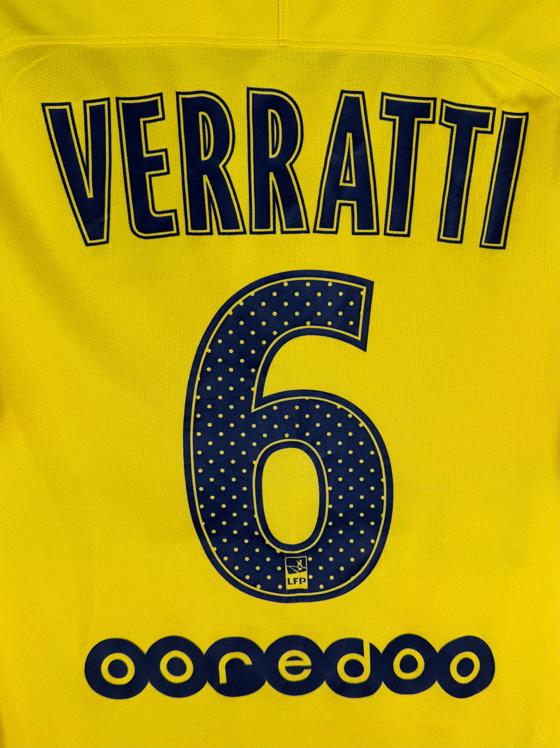 Zoom sur le nom VERRATTI et le numéro 6 bleu marine à pois intégrés.