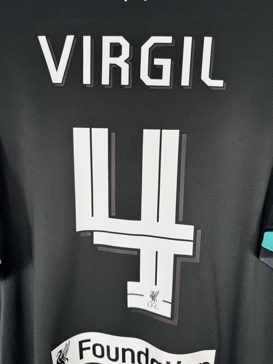 Détail flocage Virgil N4 maillot Liverpool 2024-2025