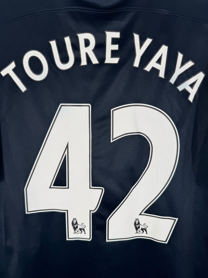 Zoom sur le nom YAYA TOURÉ et le numéro 42 blanc, police officielle Premier League 2016.