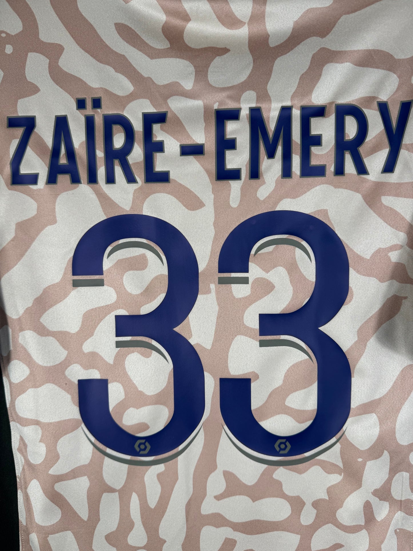 Zoom sur le nom ZAÏRE-EMERY et le numéro 33 bleu marine, police officielle du PSG 2024.