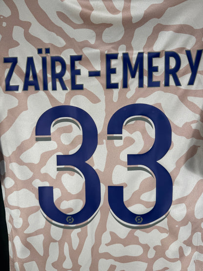 Zoom sur le nom ZAÏRE-EMERY et le numéro 33 bleu marine, police officielle du PSG 2024.