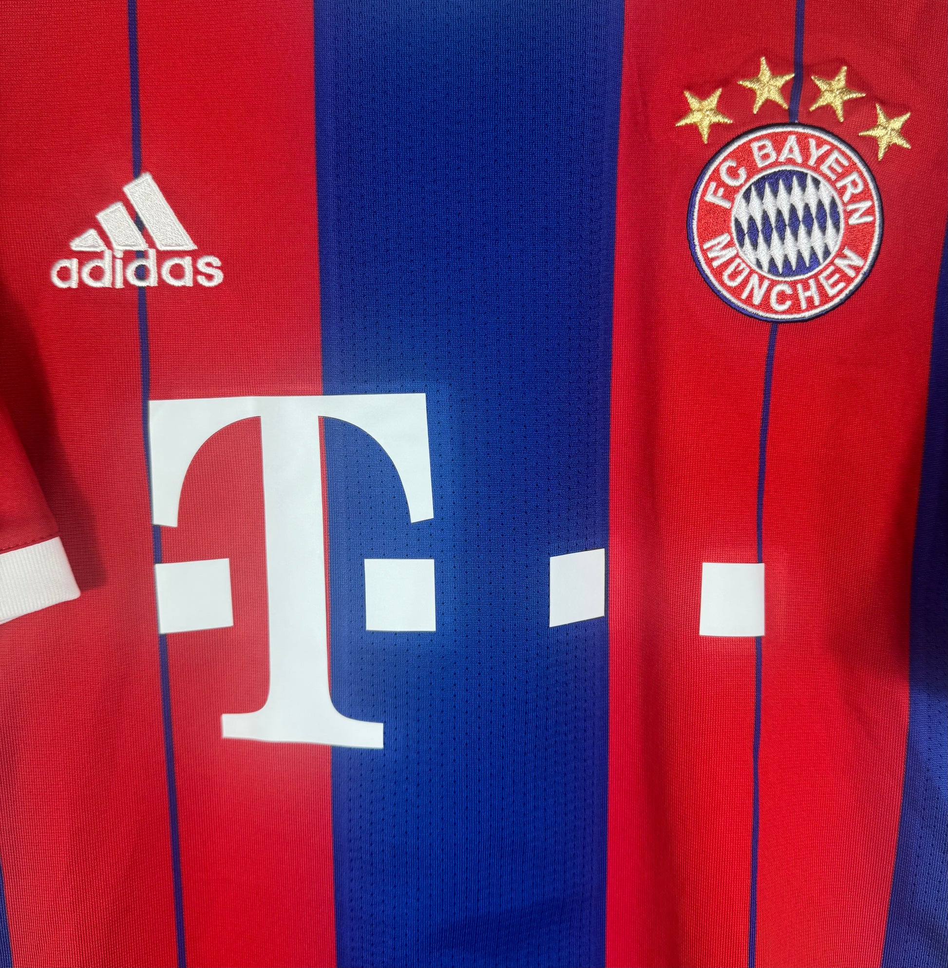 Gros plan sur l'écusson du FC Bayern München et logo Adidas sur le maillot domicile 2014-2015.
