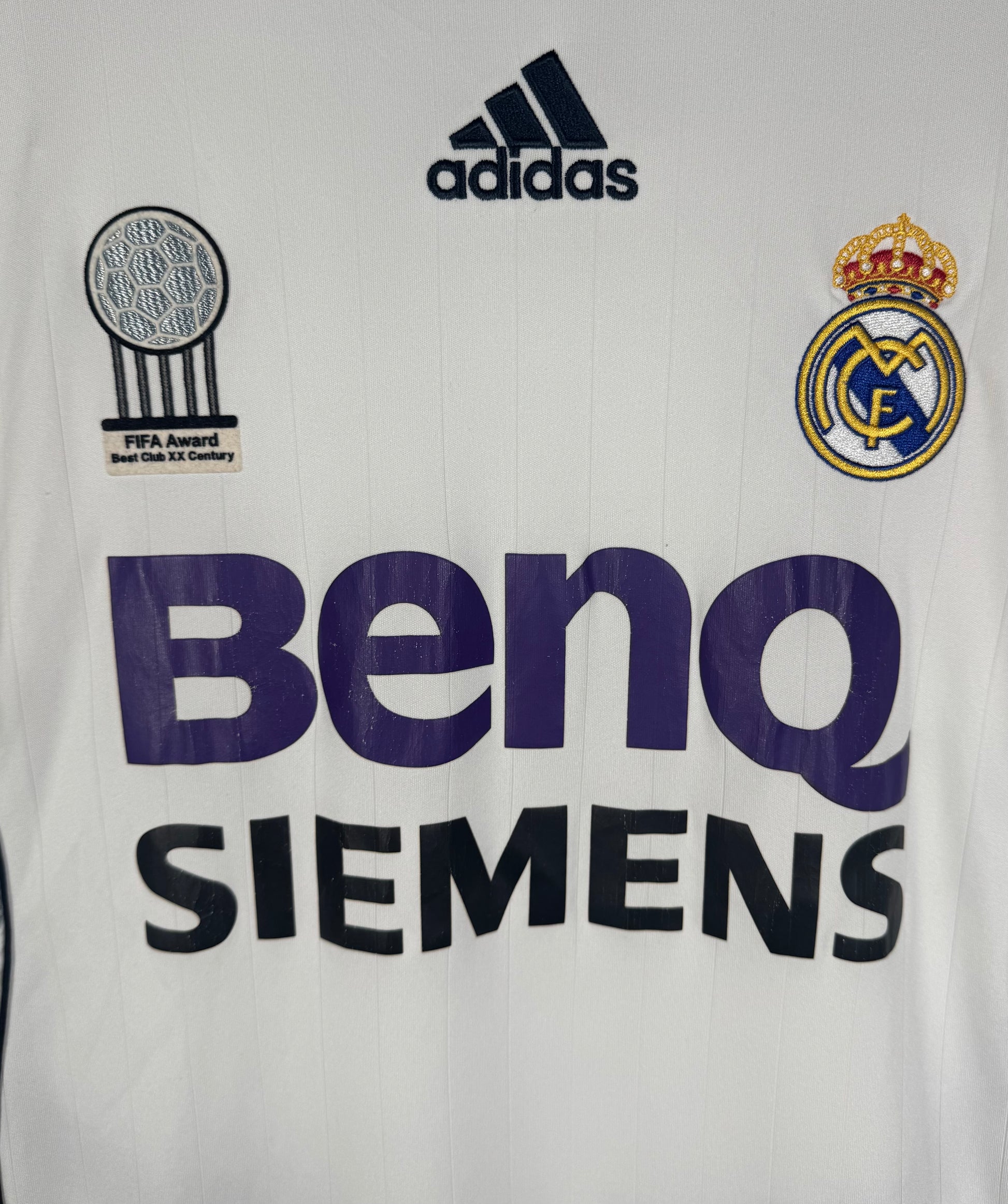 Gros plan sur l'écusson FIFA Club of the Century et le sponsor BenQ Siemens violet.