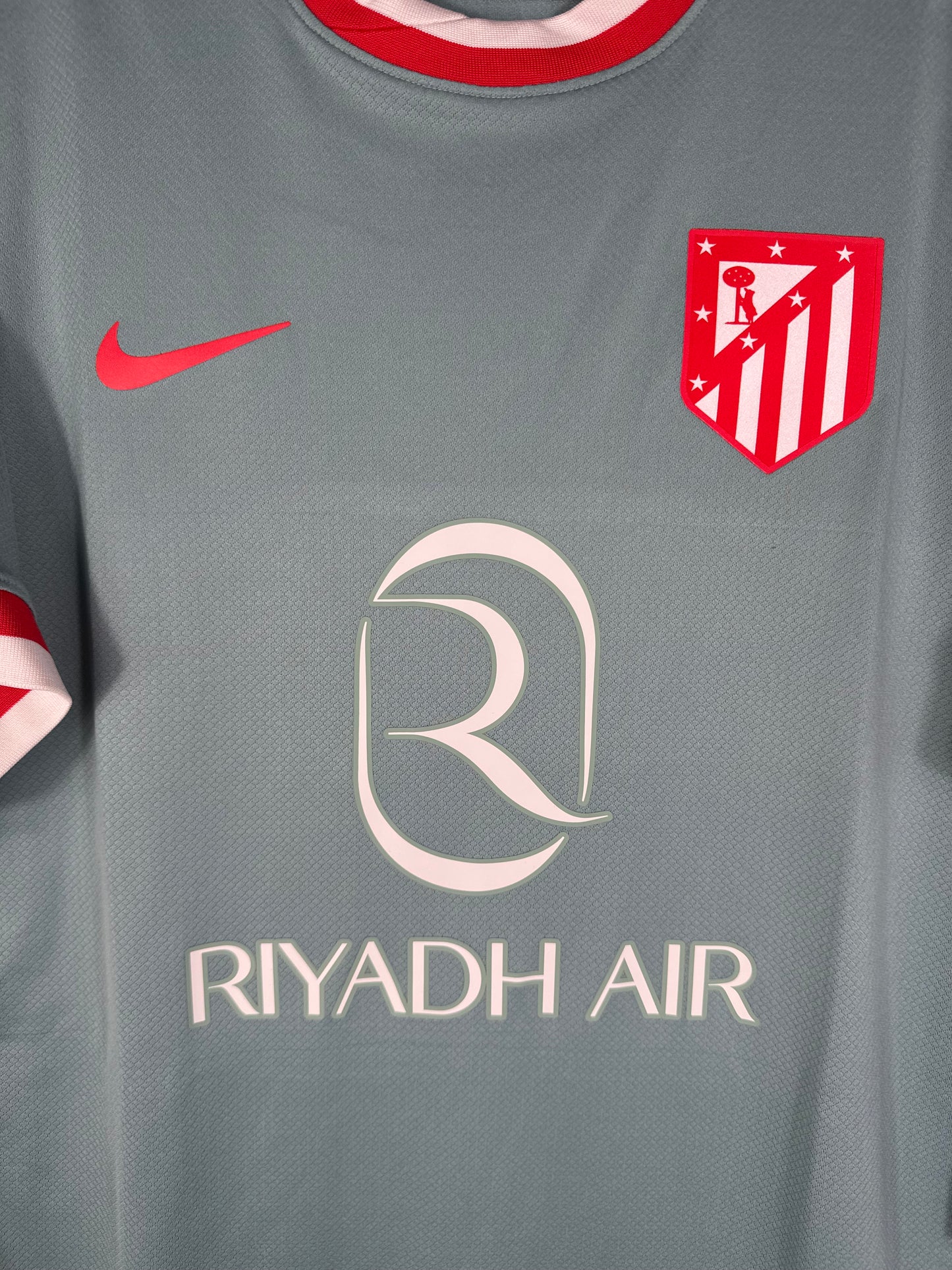 Gros plan sur l'écusson classique de l'Atletico de Madrid, symbole du retour aux sources du club.